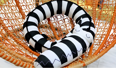 Serpent géant en peluche à rayures