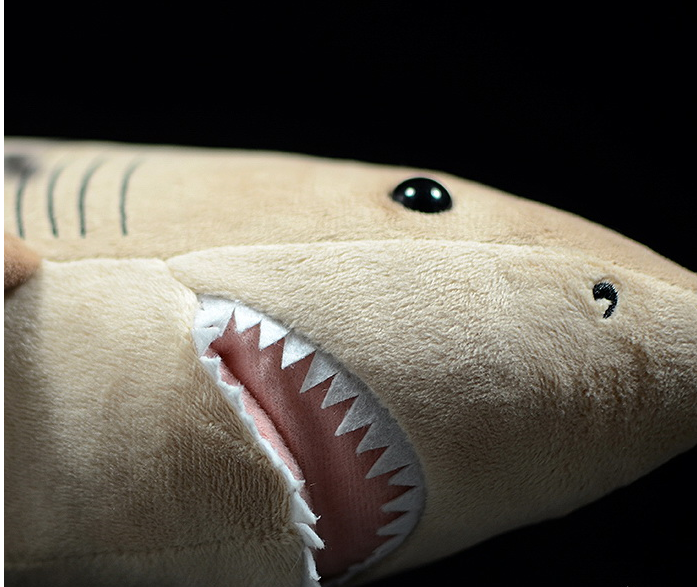 Requin tigre en peluche géante