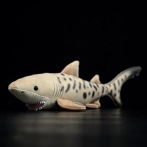 Requin tigre en peluche géante