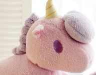 Licorne magique en peluche attachante