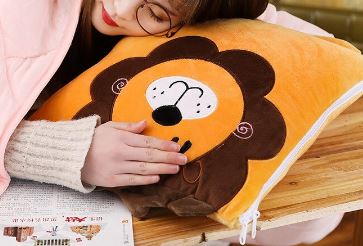 Coussin doudou doux lion