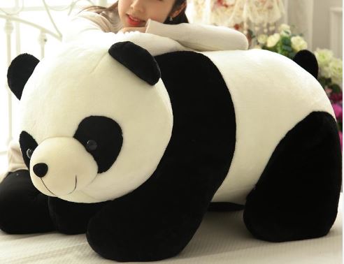 Grosse peluche panda qui aime se faire flatter