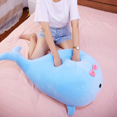 La plus grande baleine en peluche bleu clair pour câlins