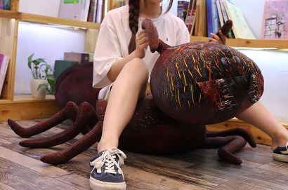 Peluche géante fourmi reine