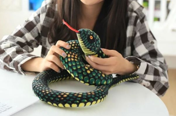 Serpent en peluche géante réaliste