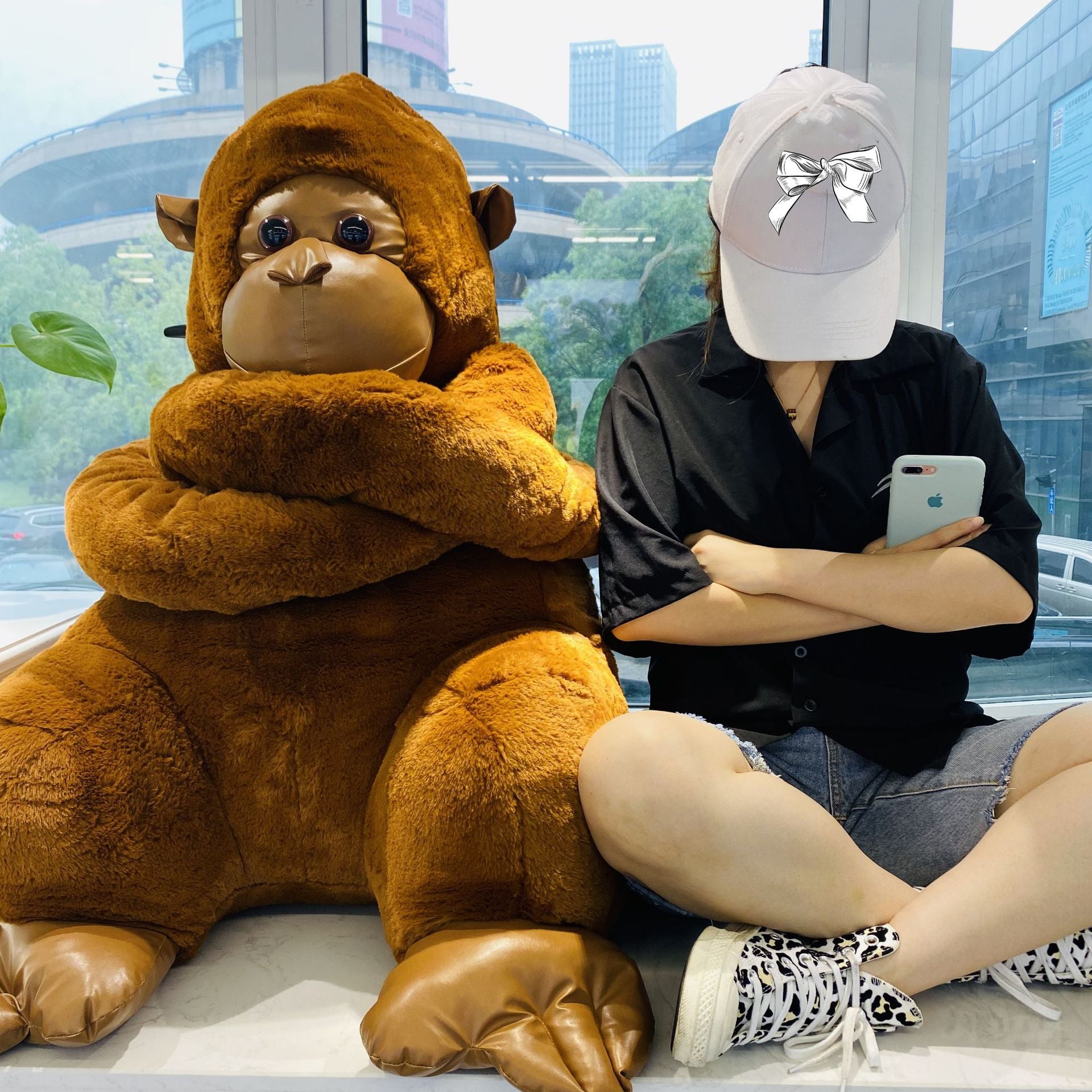 Peluche gorille réaliste qui aime les câlins