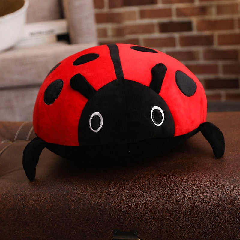 Coccinelle en peluche à câliner