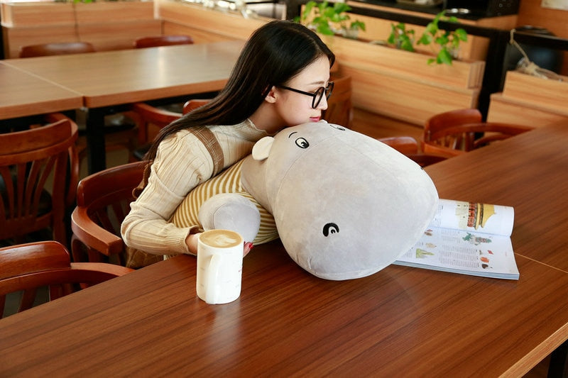 Adorable hippopotame aux grands yeux hyper amical