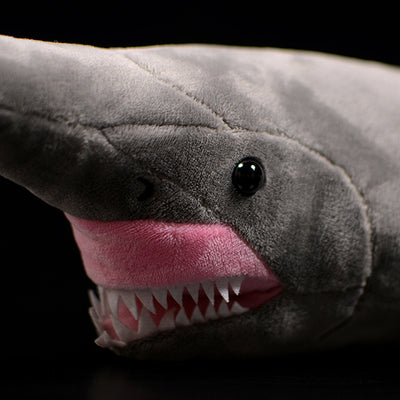 Grosse peluche requin à l'aspect prédateur et féroce