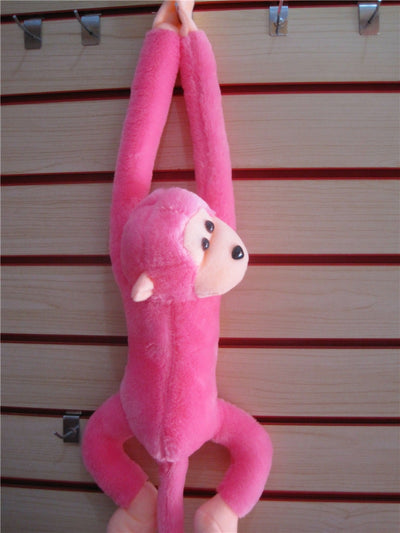 Peluche rose réaliste d'un singe amoureux de câlins