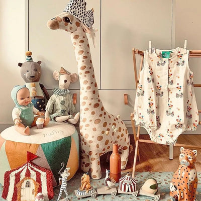 Grande girafe en peluche aux grands yeux