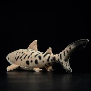 Requin tigre en peluche géante