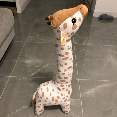 Grande girafe en peluche aux grands yeux