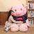 Peluche géante cochon souriante chambre d'enfant